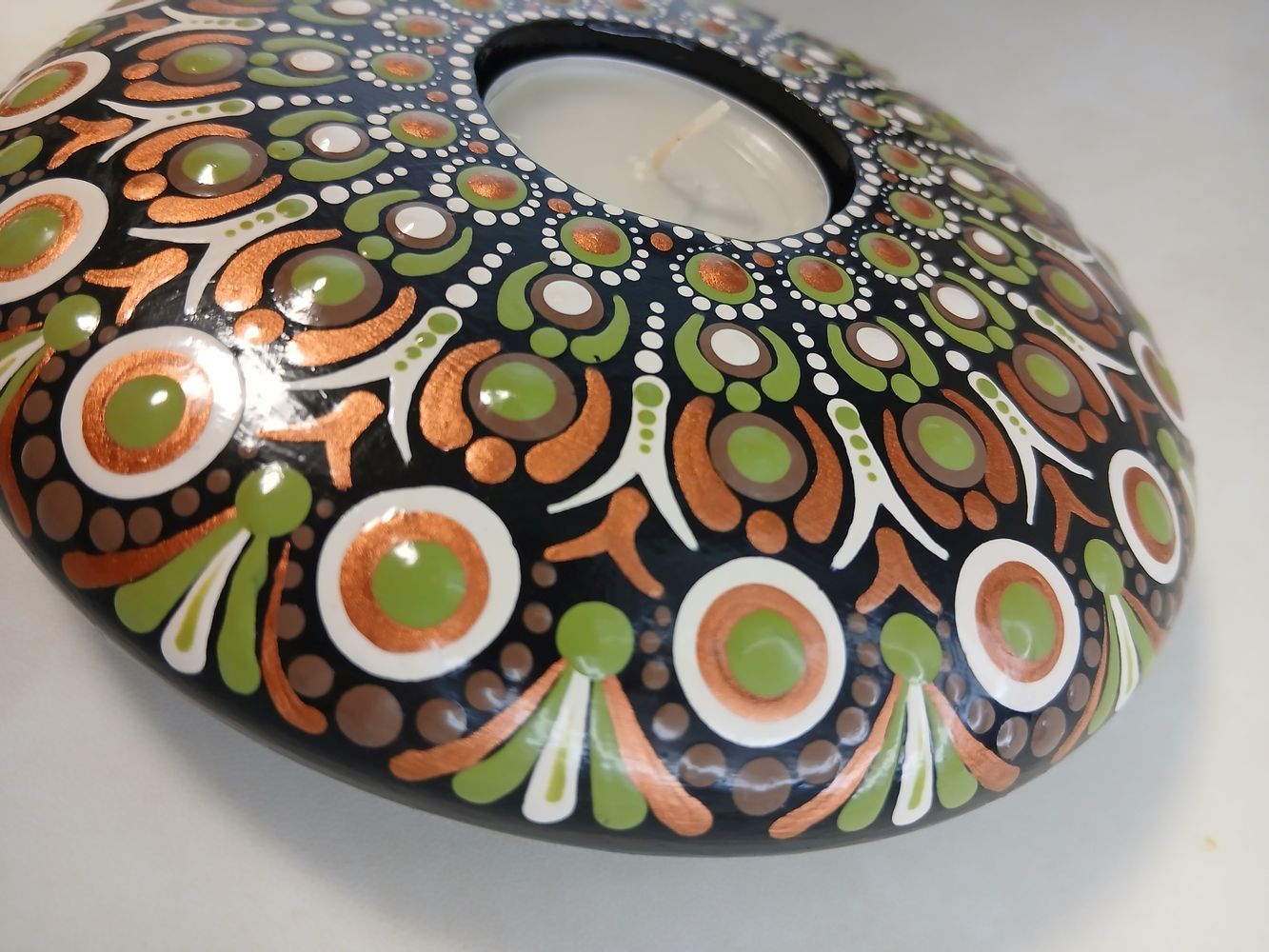 mandala-stein-klein_7-5-cm_kupfer-gruen-weiss_kollektion-ackerhummal_ar-kunsthandwerk_dot-painting